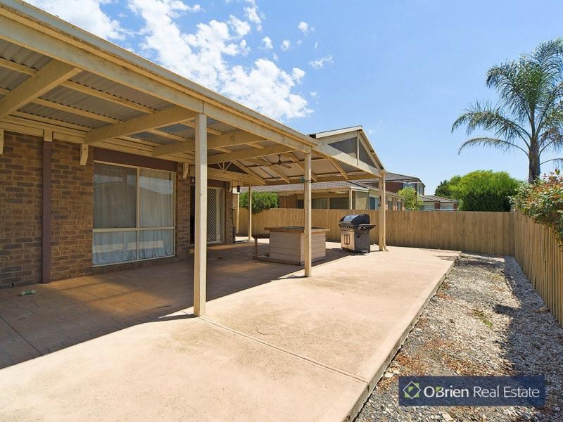 16 Pendle Close, Narre Warren South VIC 3805