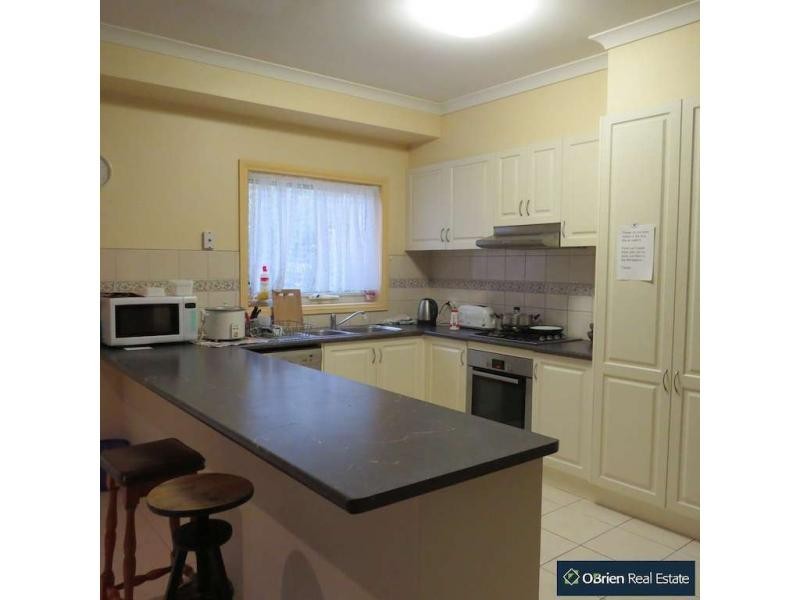 1/10 Normanton Place, Berwick VIC 3806