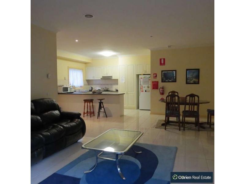 1/10 Normanton Place, Berwick VIC 3806