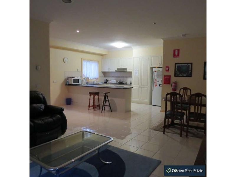 1/10 Normanton Place, Berwick VIC 3806