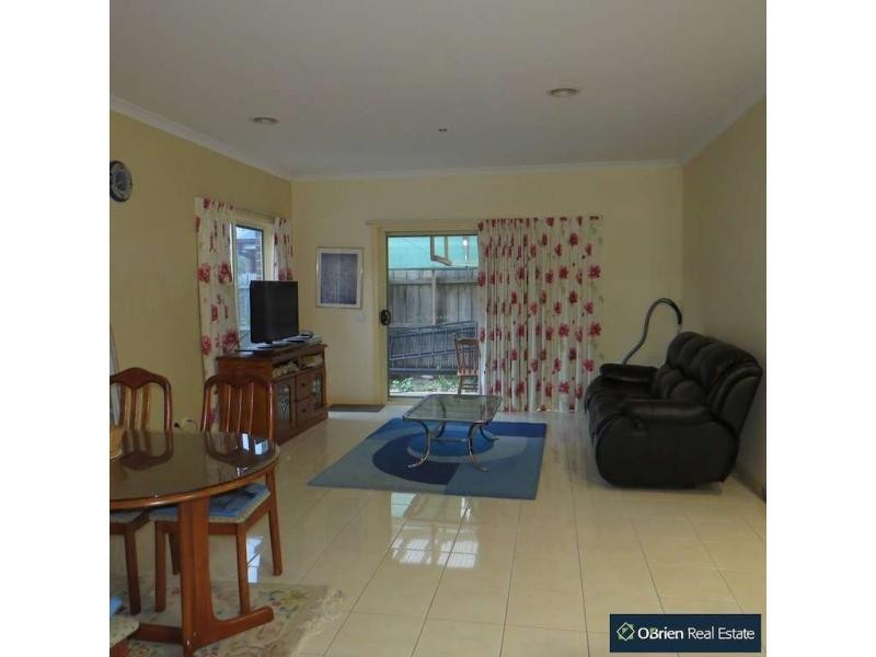 1/10 Normanton Place, Berwick VIC 3806