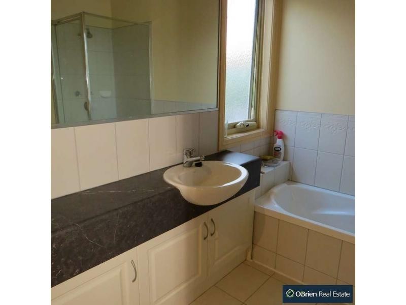 1/10 Normanton Place, Berwick VIC 3806