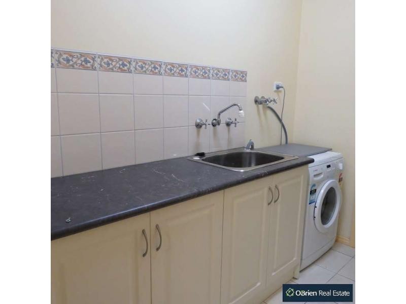 1/10 Normanton Place, Berwick VIC 3806