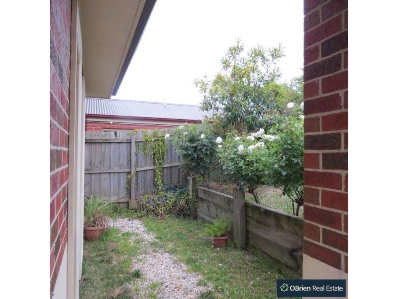 1/10 Normanton Place, Berwick VIC 3806