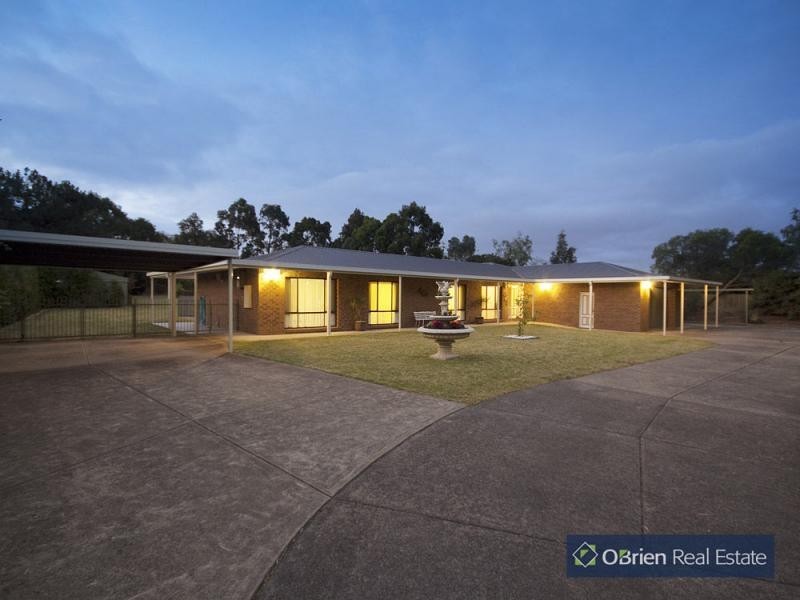 36 Earlston Circuit, Cranbourne VIC 3977