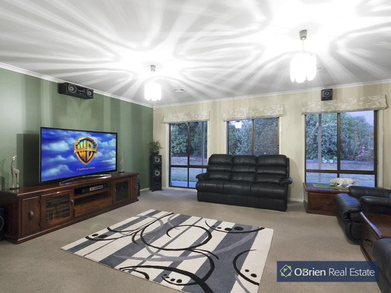 36 Earlston Circuit, Cranbourne VIC 3977