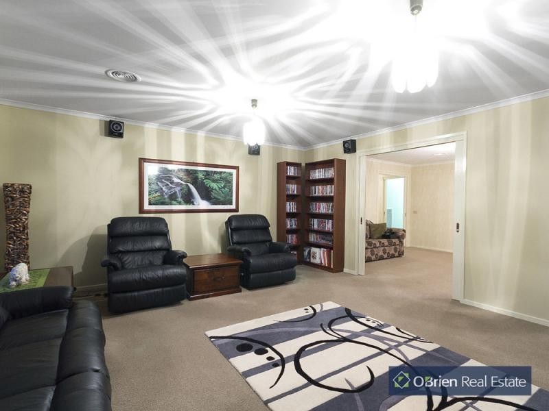 36 Earlston Circuit, Cranbourne VIC 3977