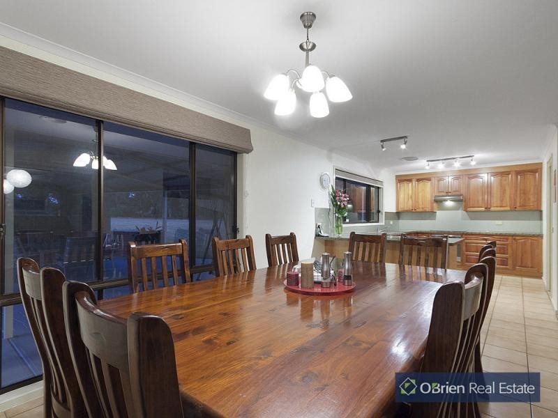 36 Earlston Circuit, Cranbourne VIC 3977