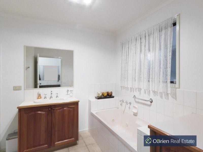 36 Earlston Circuit, Cranbourne VIC 3977