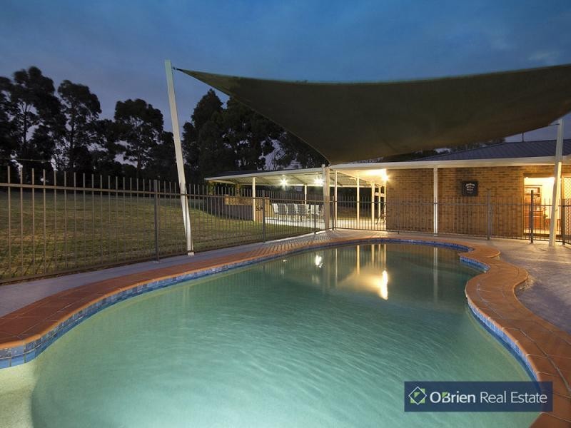 36 Earlston Circuit, Cranbourne VIC 3977
