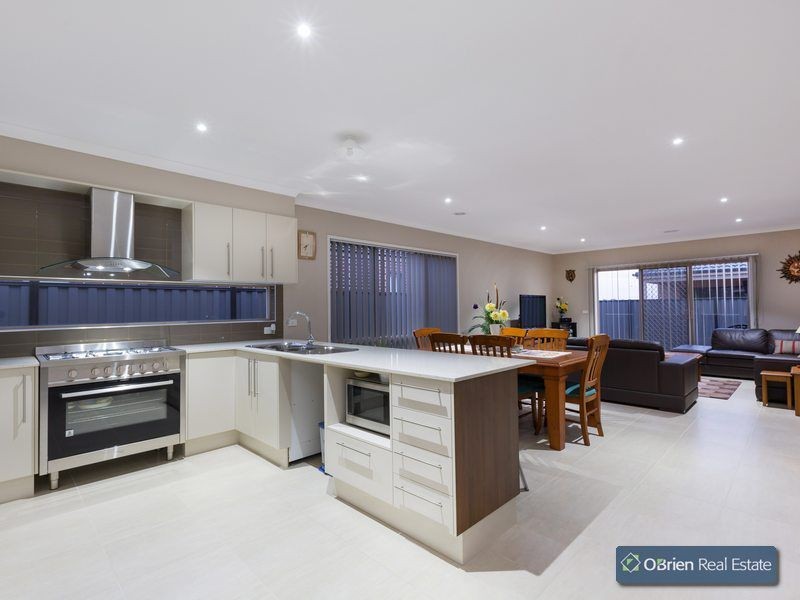 25 Mill Circuit, Clyde North VIC 3978