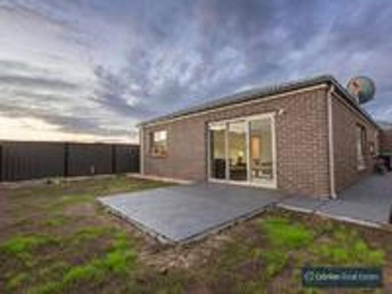 25 Mill Circuit, Clyde North VIC 3978