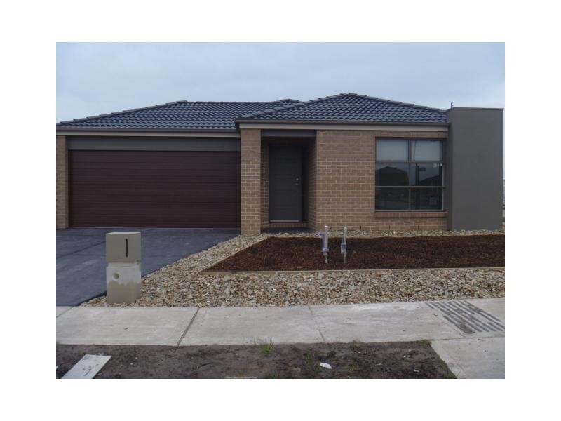 33 Crestway Drive, Cranbourne North VIC 3977