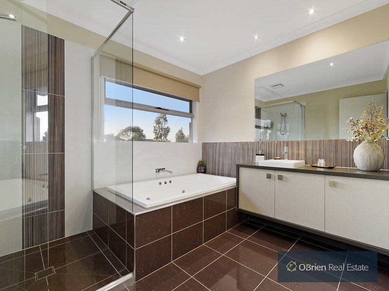 15 Feathery Grove, Sandhurst VIC 3977