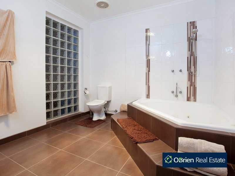 4-6 Rydaldene Way, Berwick VIC 3806