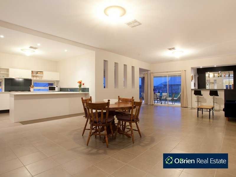 32 Overland Rise, Pakenham VIC 3810