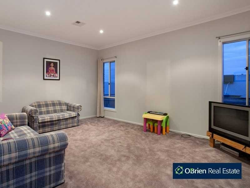 32 Overland Rise, Pakenham VIC 3810