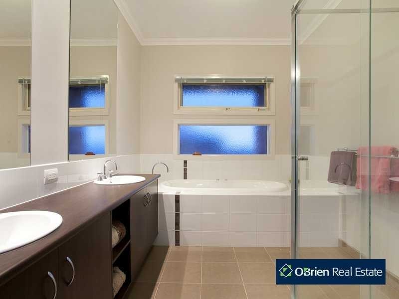 32 Overland Rise, Pakenham VIC 3810