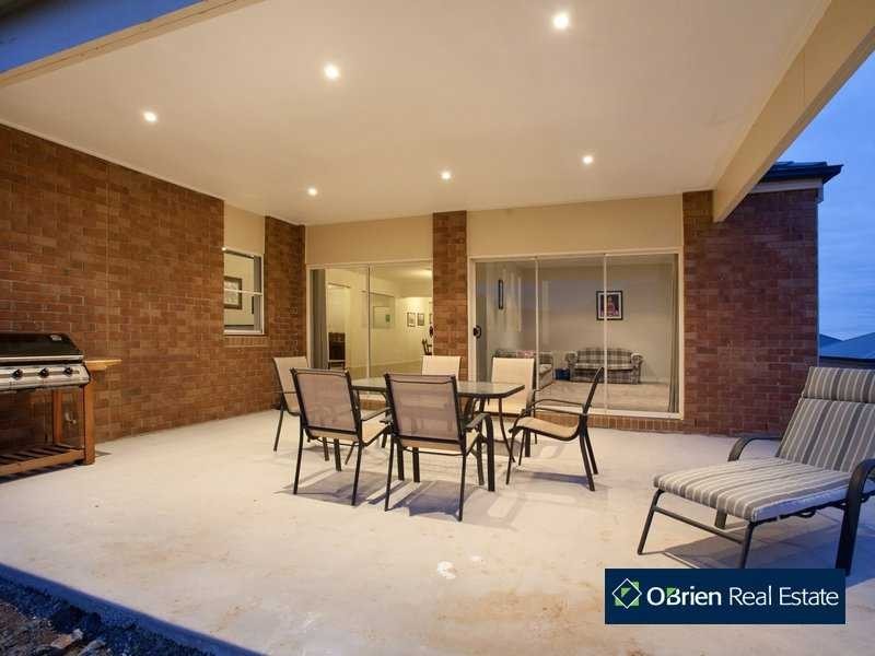 32 Overland Rise, Pakenham VIC 3810