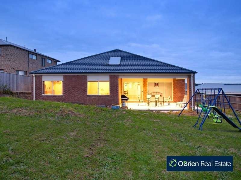 32 Overland Rise, Pakenham VIC 3810