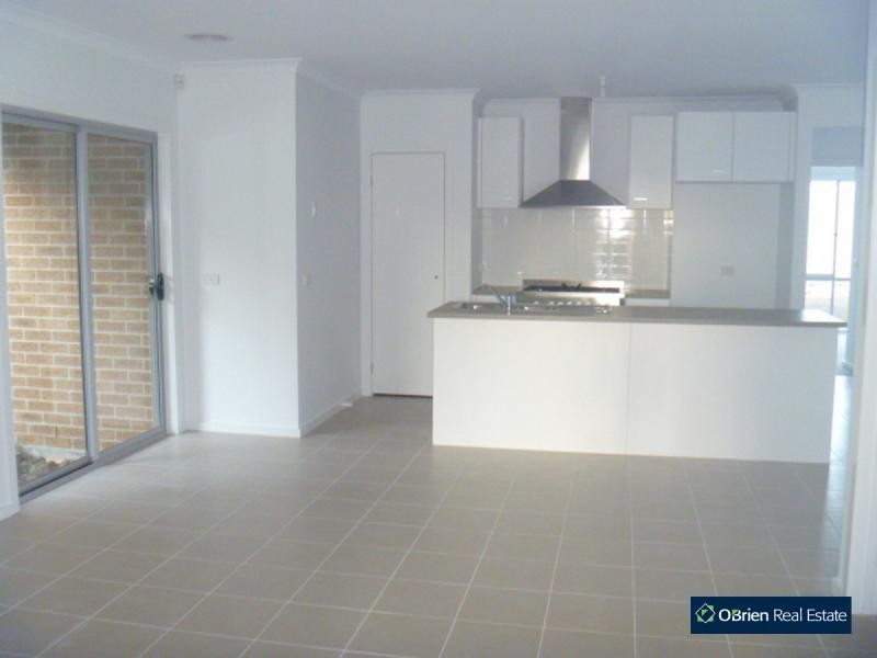 18 Mullein Bend, Cranbourne North VIC 3977