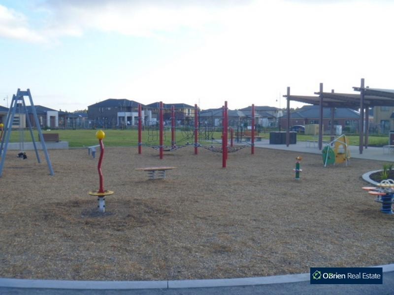 18 Mullein Bend, Cranbourne North VIC 3977