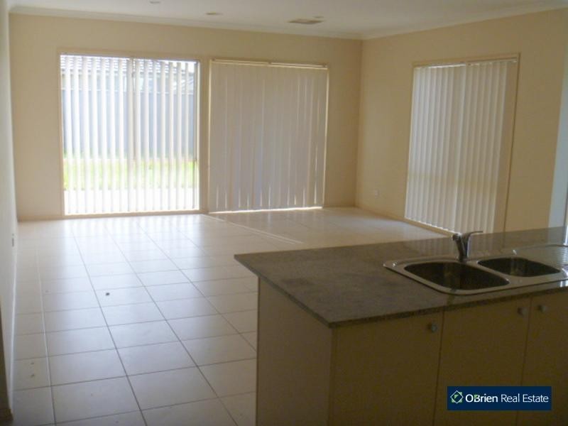 28 Fairways Boulevard, Cranbourne North VIC 3977