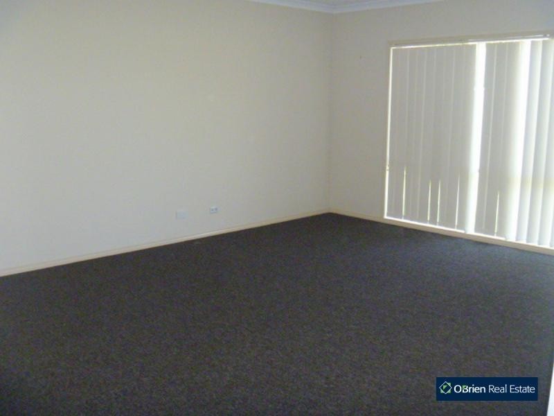 28 Fairways Boulevard, Cranbourne North VIC 3977