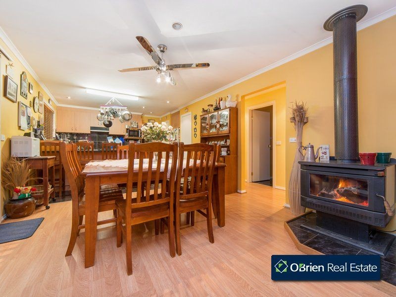 1 Kirrilee Court, Berwick VIC 3806