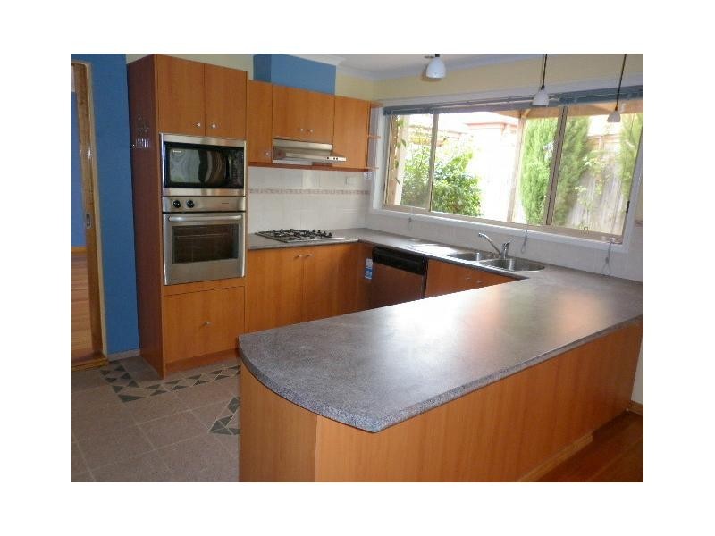 24 Regent Close, Berwick VIC 3806