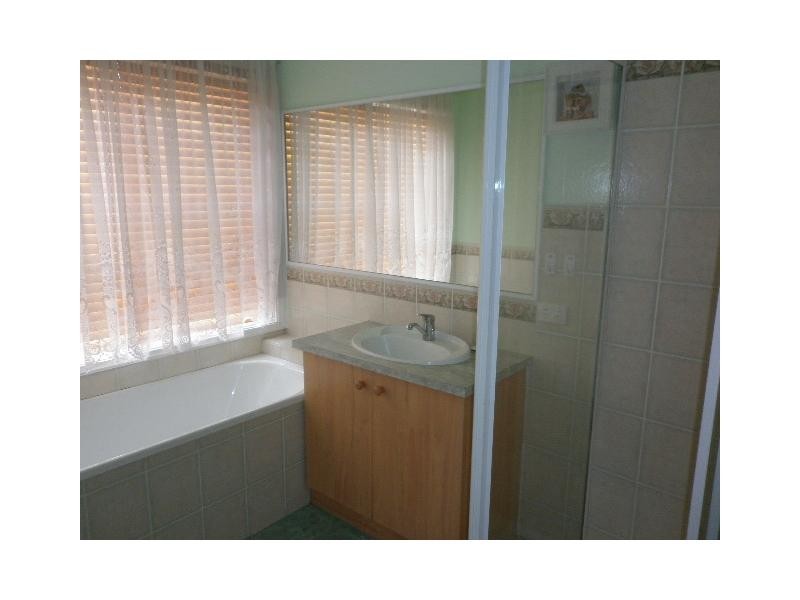 24 Regent Close, Berwick VIC 3806