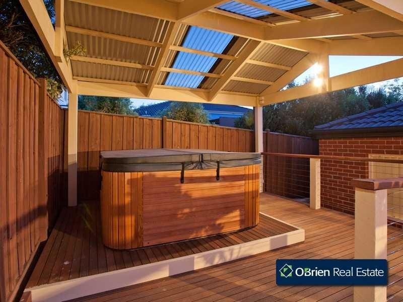 1 Glasshouse Court, Berwick VIC 3806