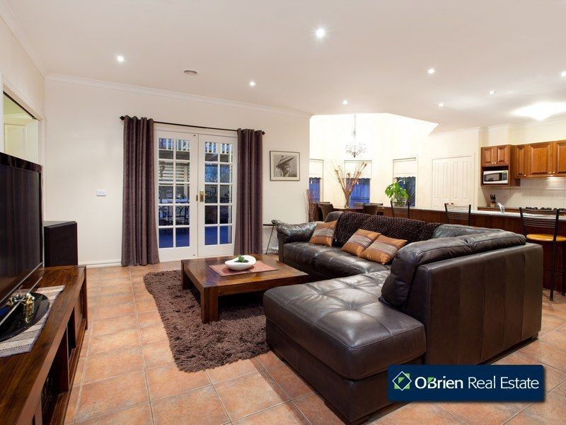 8 Spoonbill Street, Berwick VIC 3806