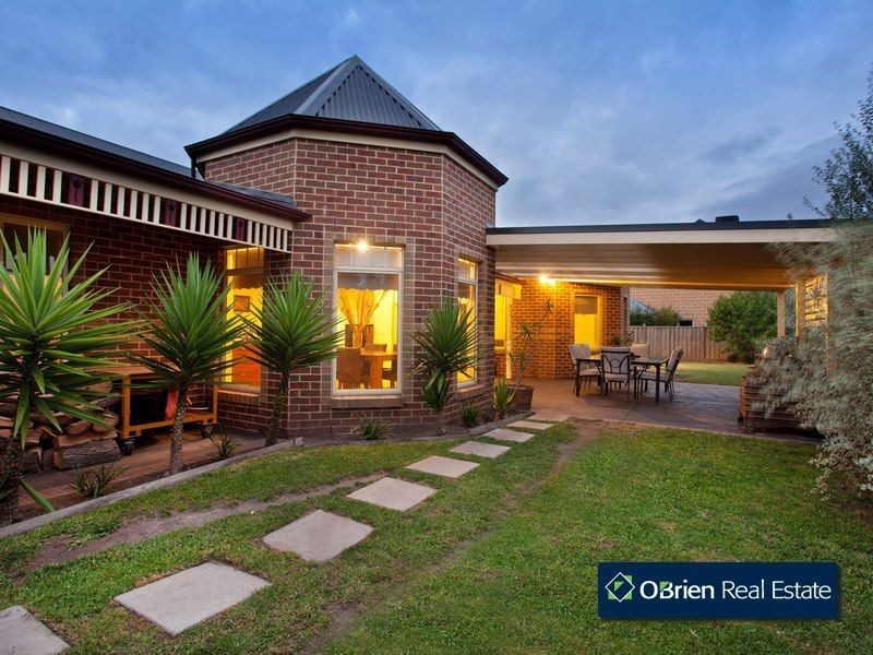 8 Spoonbill Street, Berwick VIC 3806