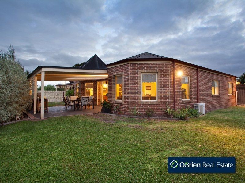 8 Spoonbill Street, Berwick VIC 3806