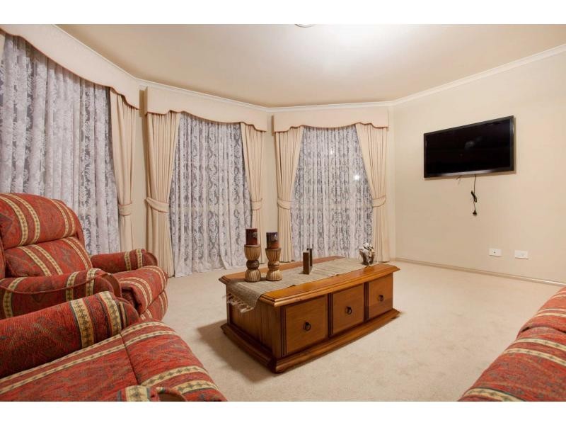 17 Scotsdale Drive, Cranbourne East VIC 3977