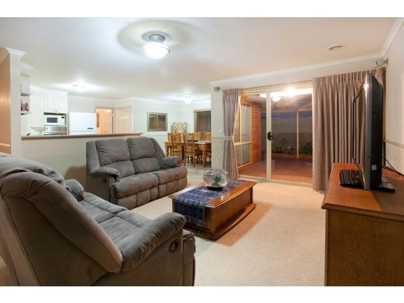 17 Scotsdale Drive, Cranbourne East VIC 3977