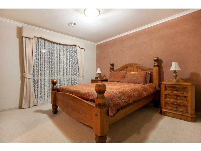 17 Scotsdale Drive, Cranbourne East VIC 3977