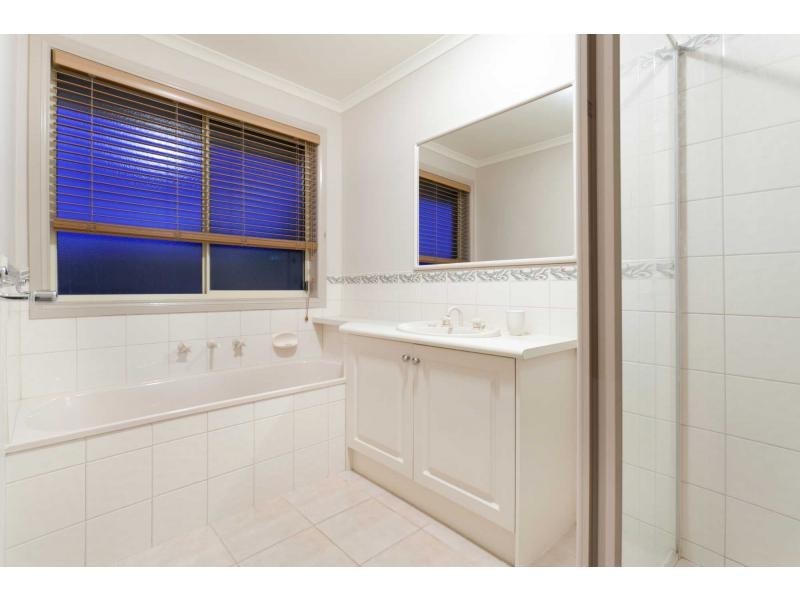 17 Scotsdale Drive, Cranbourne East VIC 3977