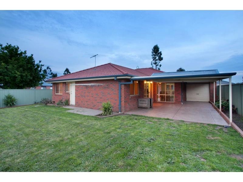 17 Scotsdale Drive, Cranbourne East VIC 3977