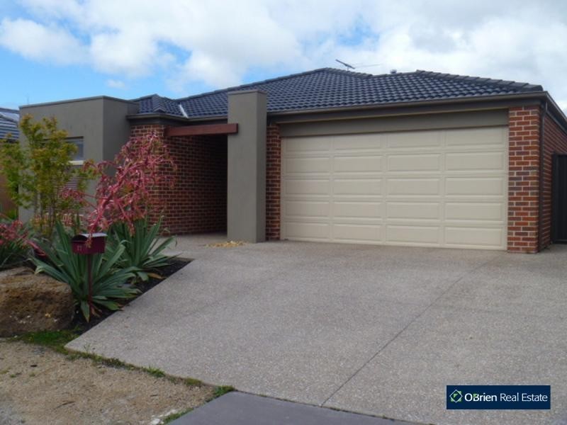 17 Waldo Avenue, Cranbourne North VIC 3977