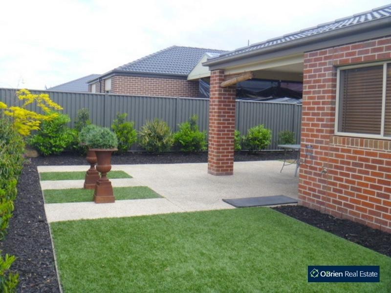 17 Waldo Avenue, Cranbourne North VIC 3977