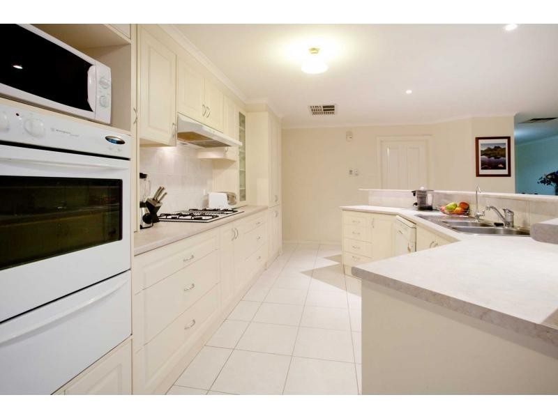 28 Bella Crescent, Hallam VIC 3803