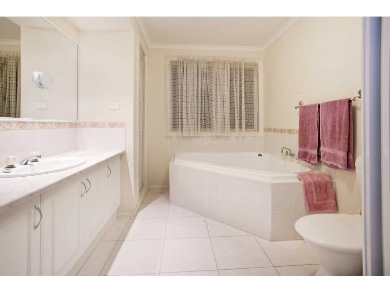 28 Bella Crescent, Hallam VIC 3803