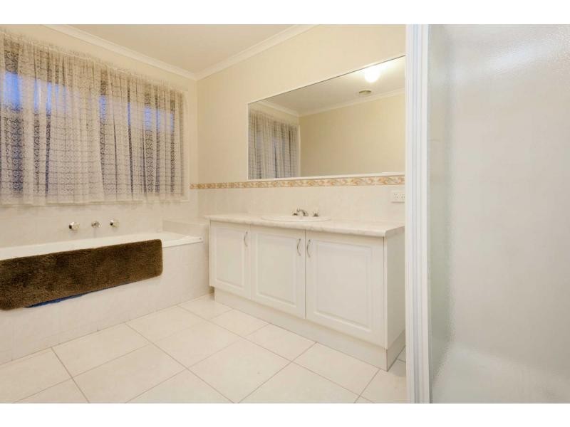 28 Bella Crescent, Hallam VIC 3803