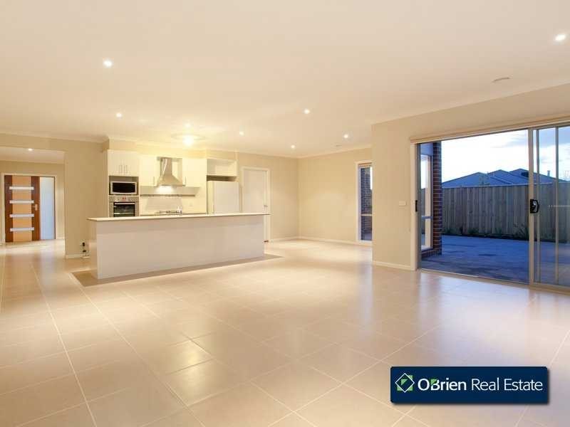 54 Mountainview Boulevard, Cranbourne North VIC 3977
