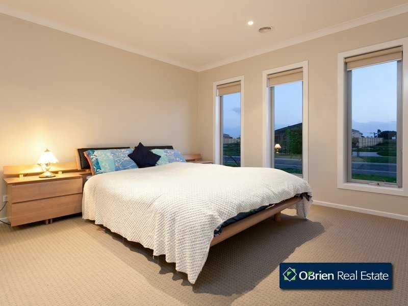 54 Mountainview Boulevard, Cranbourne North VIC 3977