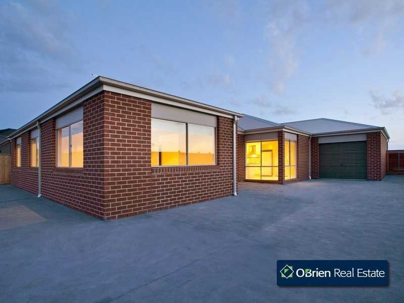 54 Mountainview Boulevard, Cranbourne North VIC 3977