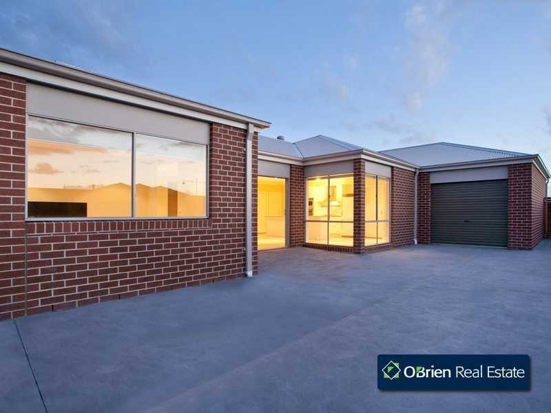 54 Mountainview Boulevard, Cranbourne North VIC 3977