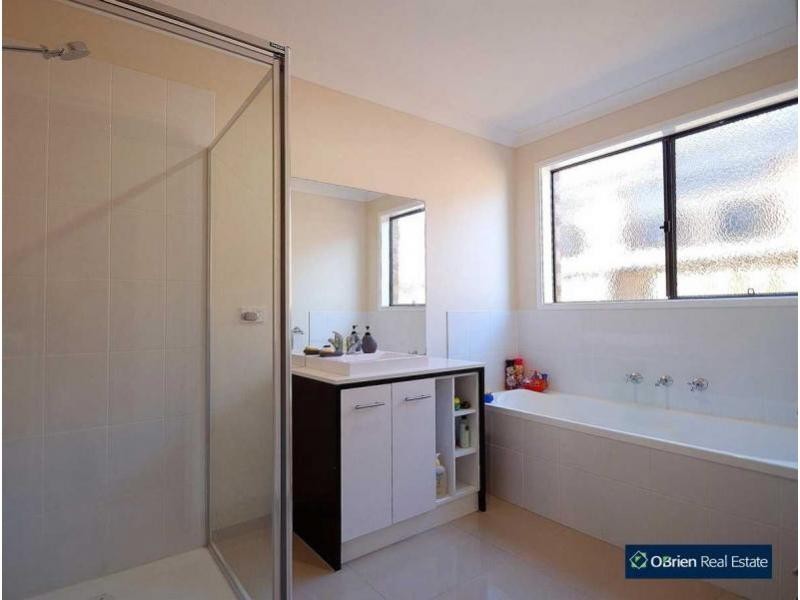 84 William Thwaites Boulevard, Cranbourne North VIC 3977